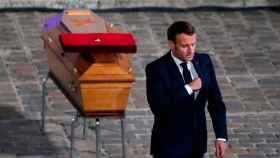 Macron en el funeral del profesor decapitado por mostrar una caricatura de Mahoma