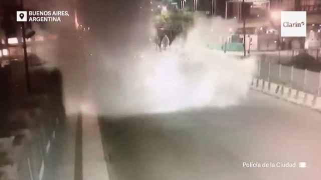 Momento de la explosión de la bomba casera en plena persecución judicial / CLARÍN