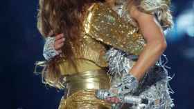 Jennifer Lopez abraza a Shakira tras la actuación