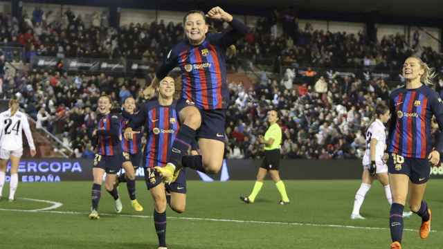 La celebración de Claudia Pina tras anotar un gol en el clásico femenino / EFE