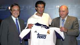 Presentación oficial de Luis Figo como jugador del Real Madrid en julio de 2000 / ARCHIVO