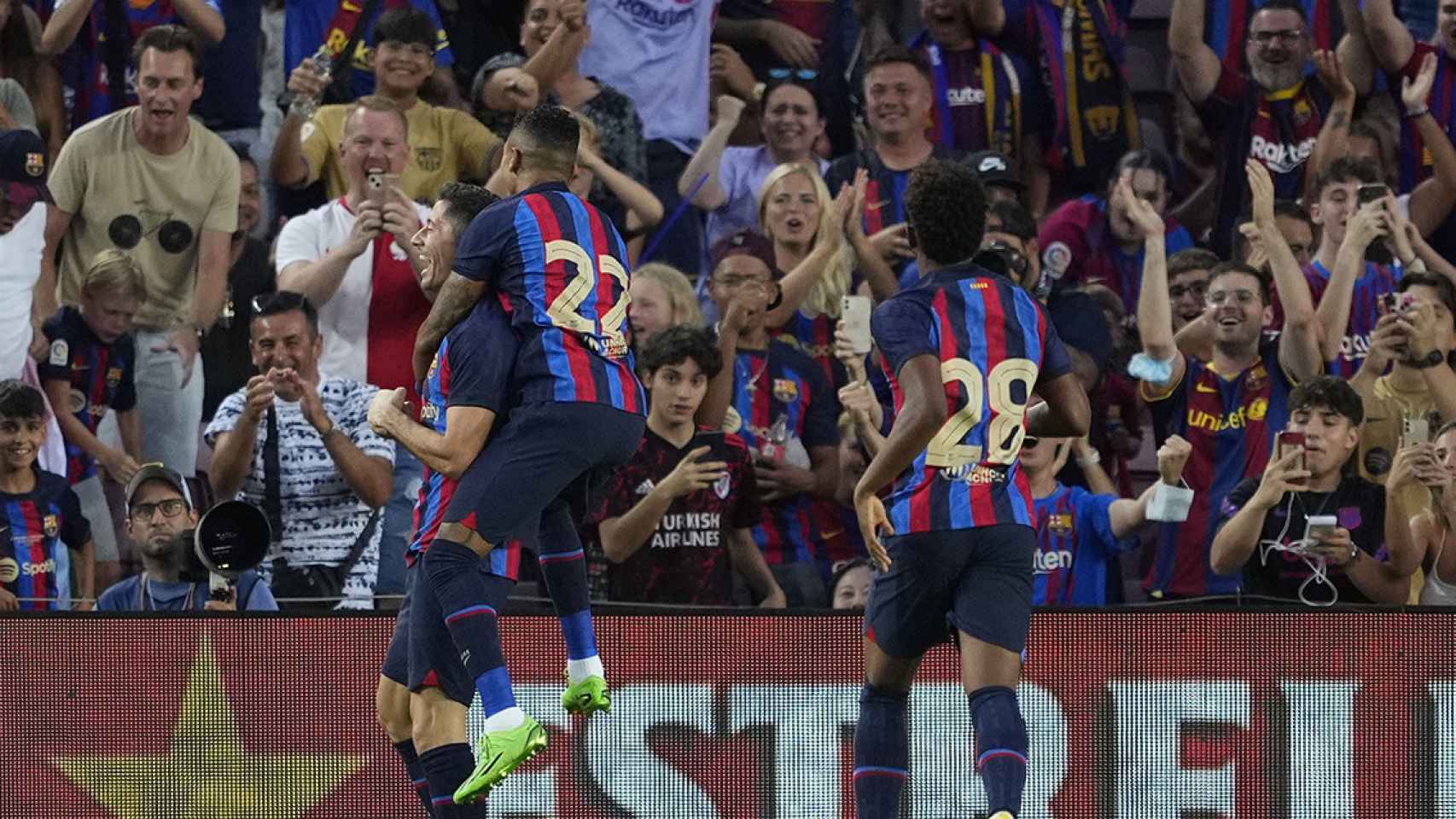 La eufórica celebración de Lewandowski por su primer gol con el Barça, durante el Trofeo Joan Gamper / EFE
