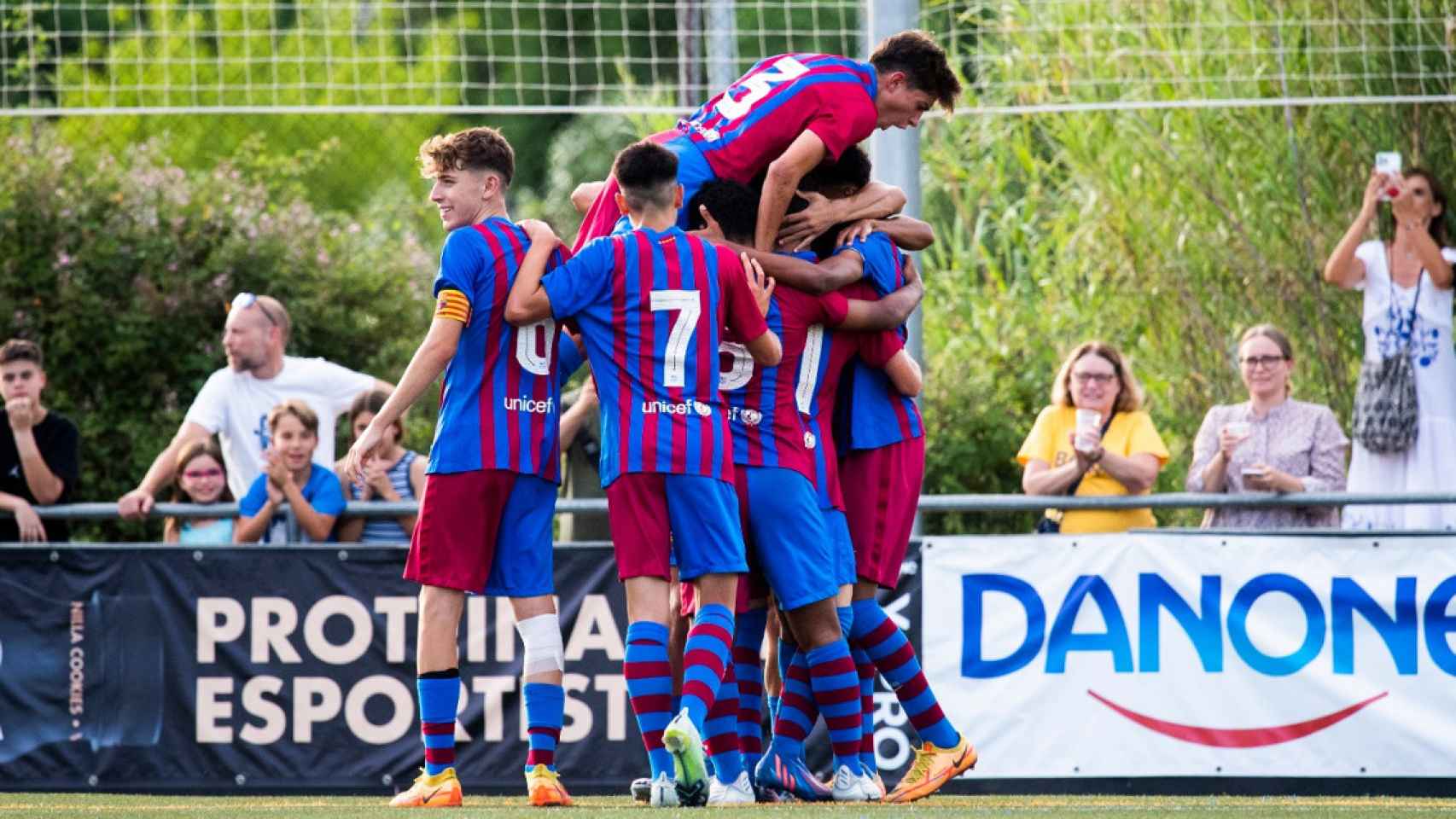 Los jugadores del Cadete A del Barça, celebrando un gol en la temporada 2021-22 / FCB