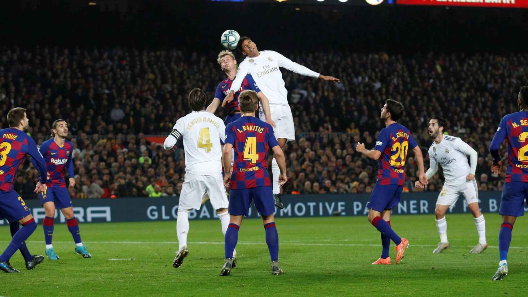 Imagen del penúltimo clásico entre Barça y Real Madrid / EFE