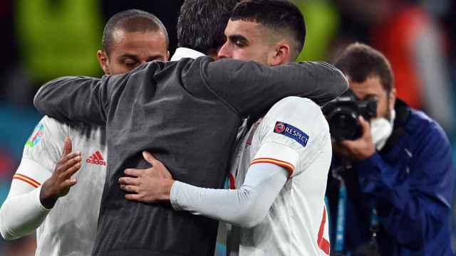 Pedri, junto a Luis Enrique y Thiago, tras la derrota de España contra Italia en las semifinales de la Eurocopa / EFE