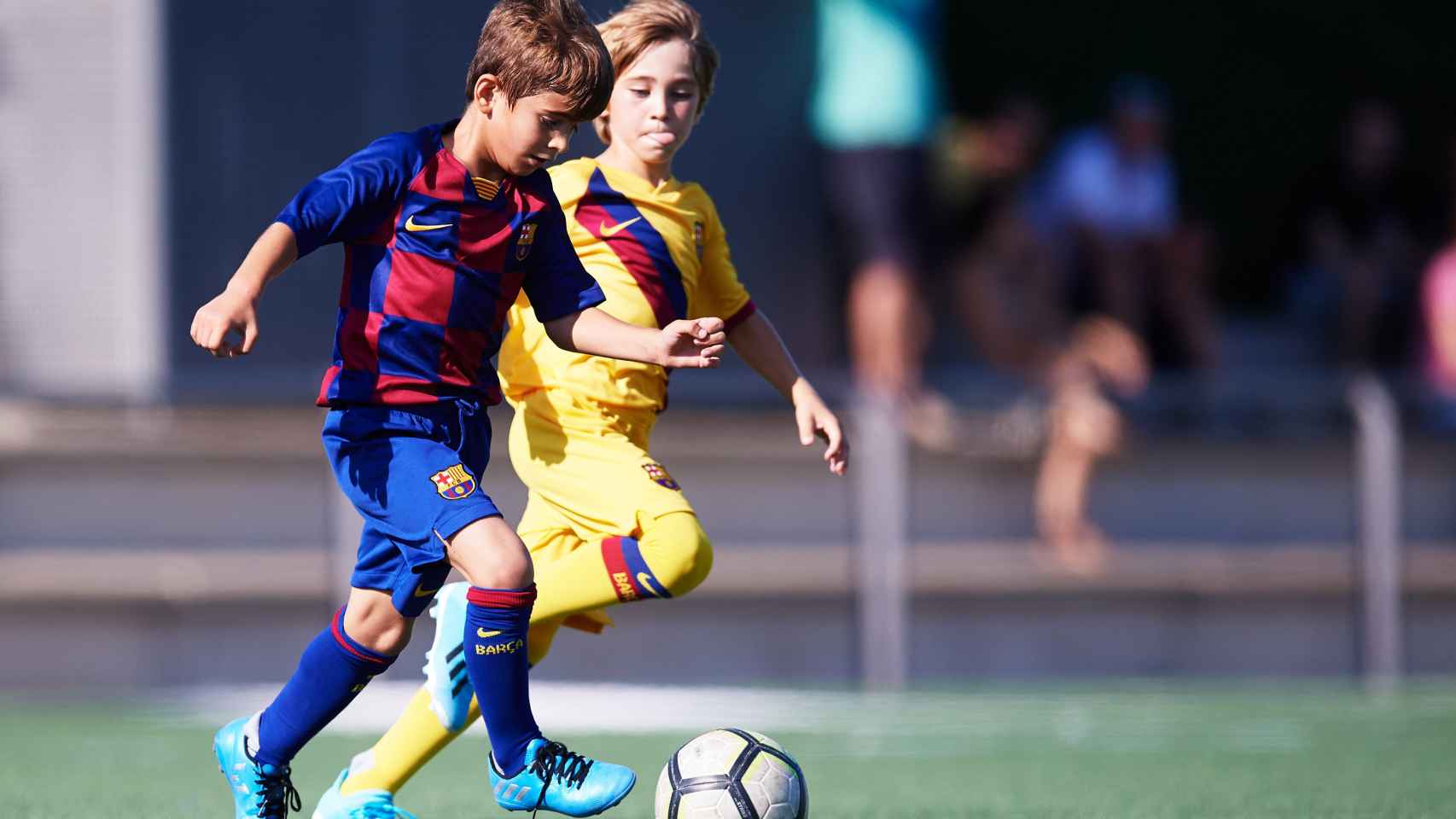 Dos niños del fútbol base del Barça disputan un partido | FCB