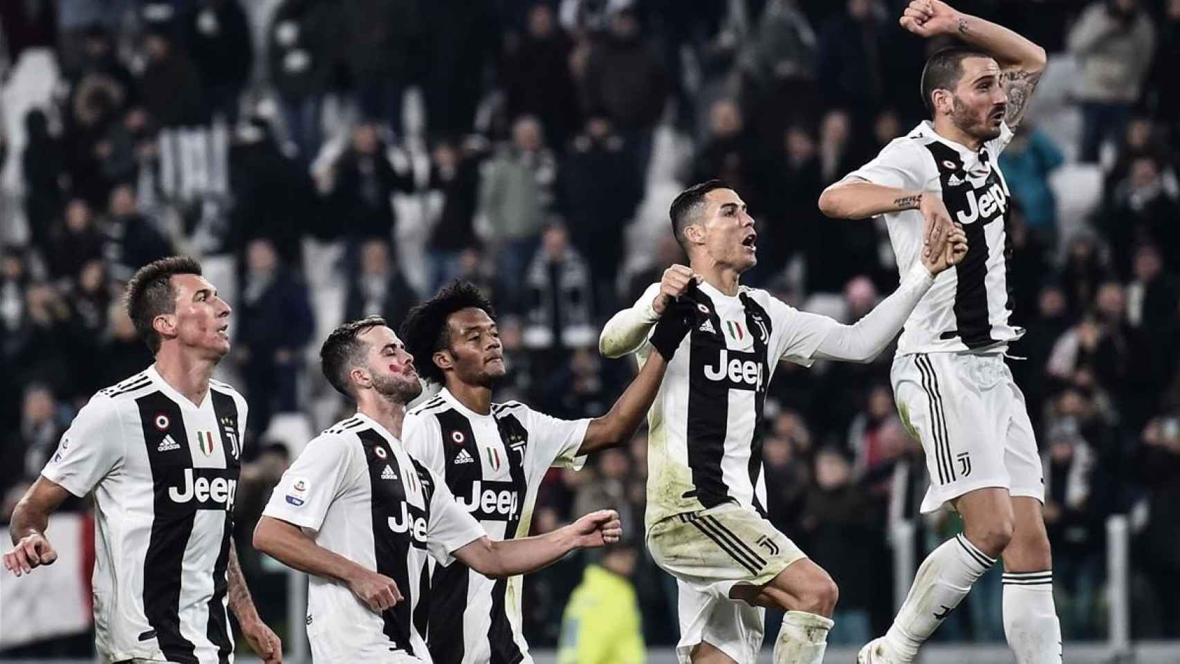 Ronaldo y sus compañeros de la Juventus celebrando una victoria con los aficionados / EFE
