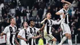 Ronaldo y sus compañeros de la Juventus celebrando una victoria con los aficionados / EFE