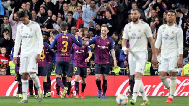 Los jugadores del Barça celebran un gol contra el Madrid / EFE