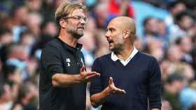 Klopp y Guardiola discutiendo una acción en un Liverpool - Manchester City / EFE