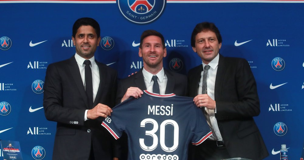 Leo Messi, junto al presidente del PSG, Al Khelaifi, y el director deportivo, Leonardo, el día de su presentación / EFE