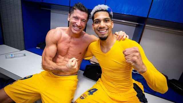 Lewandowski y Ronald Araujo sacan músculo tras proclamarse campeones de la Liga 2022-23 / REDES