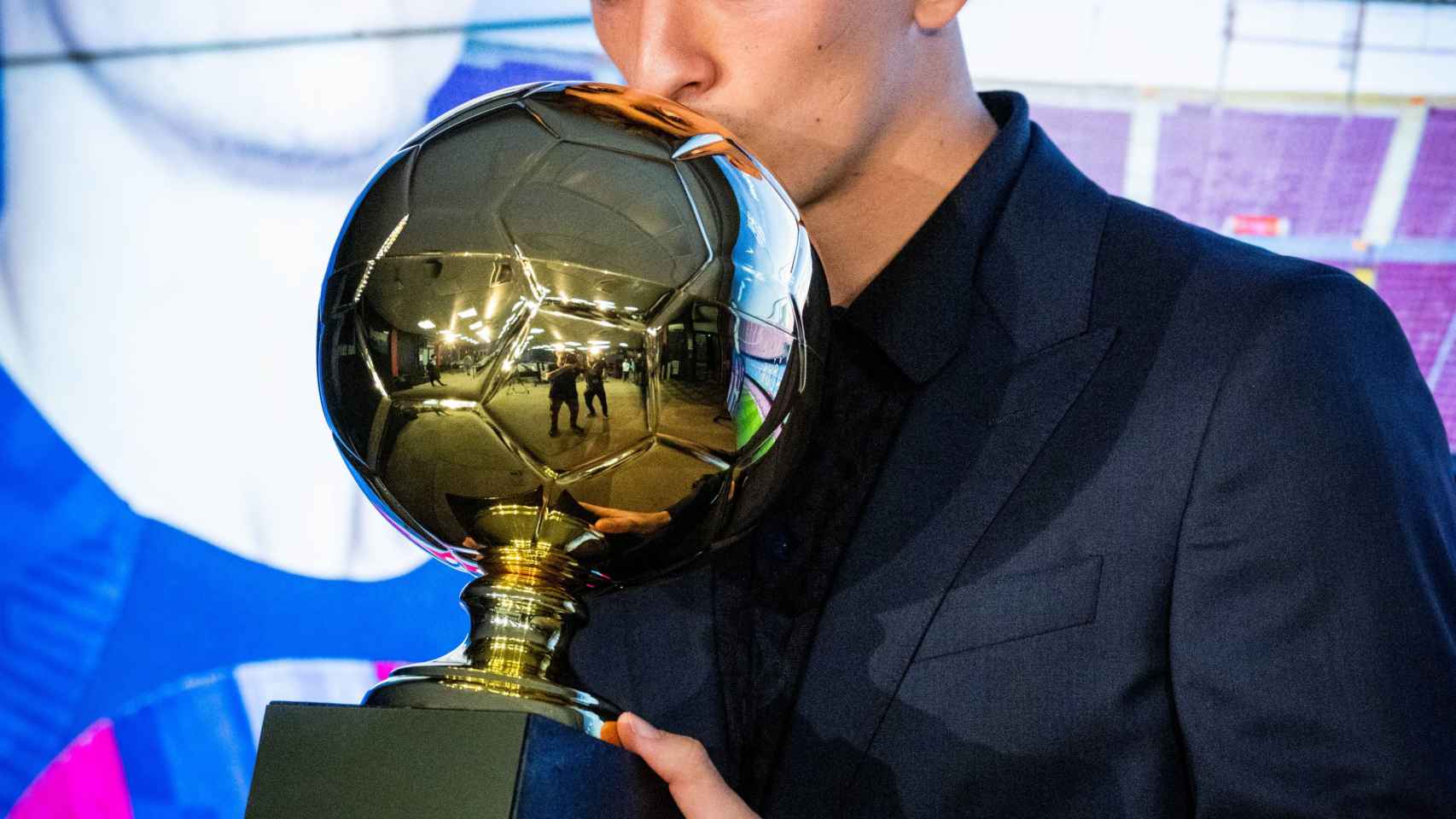 Gavi ya tiene en sus manos el trofeo Golden Boy 2022 / FCB