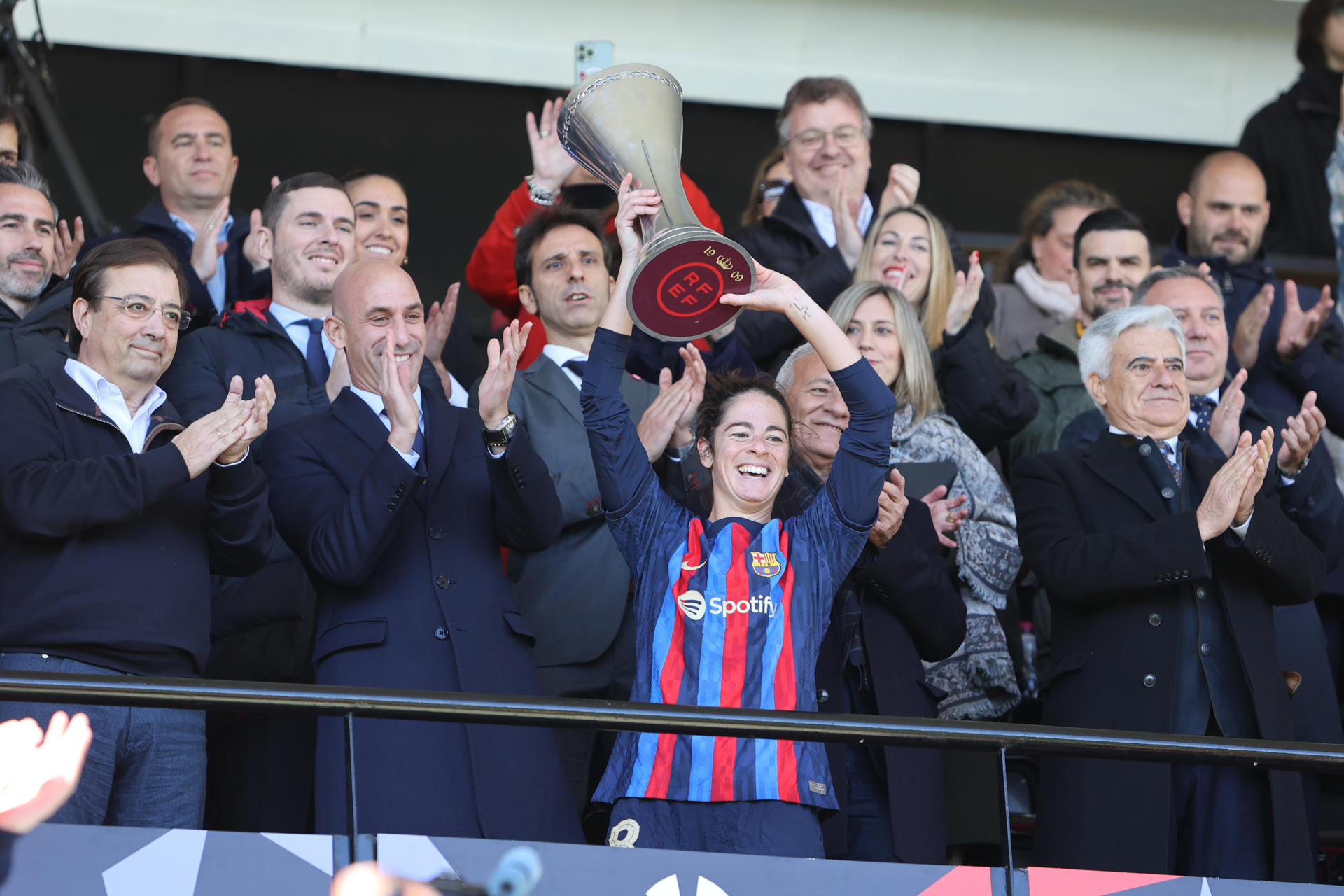 Marta Torrejón levanta la copa tras ganar la Supercopa de España el Barça, con Luis Rubiales al fondo / EFE
