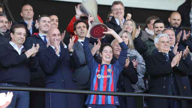 Marta Torrejón levanta la copa tras ganar la Supercopa de España el Barça, con Luis Rubiales al fondo / EFE