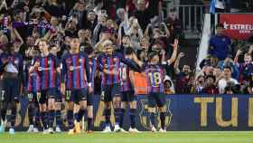 Los jugadores del Barça festejan en el Camp Nou el triunfo ante el Osasuna / EFE