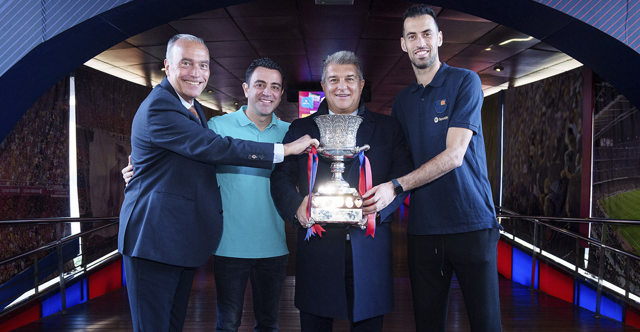 Rafa Yuste, Xavi Hernández, Joan Laporta y Sergio Busquets llevan la Supercopa de España al Museu / FCB