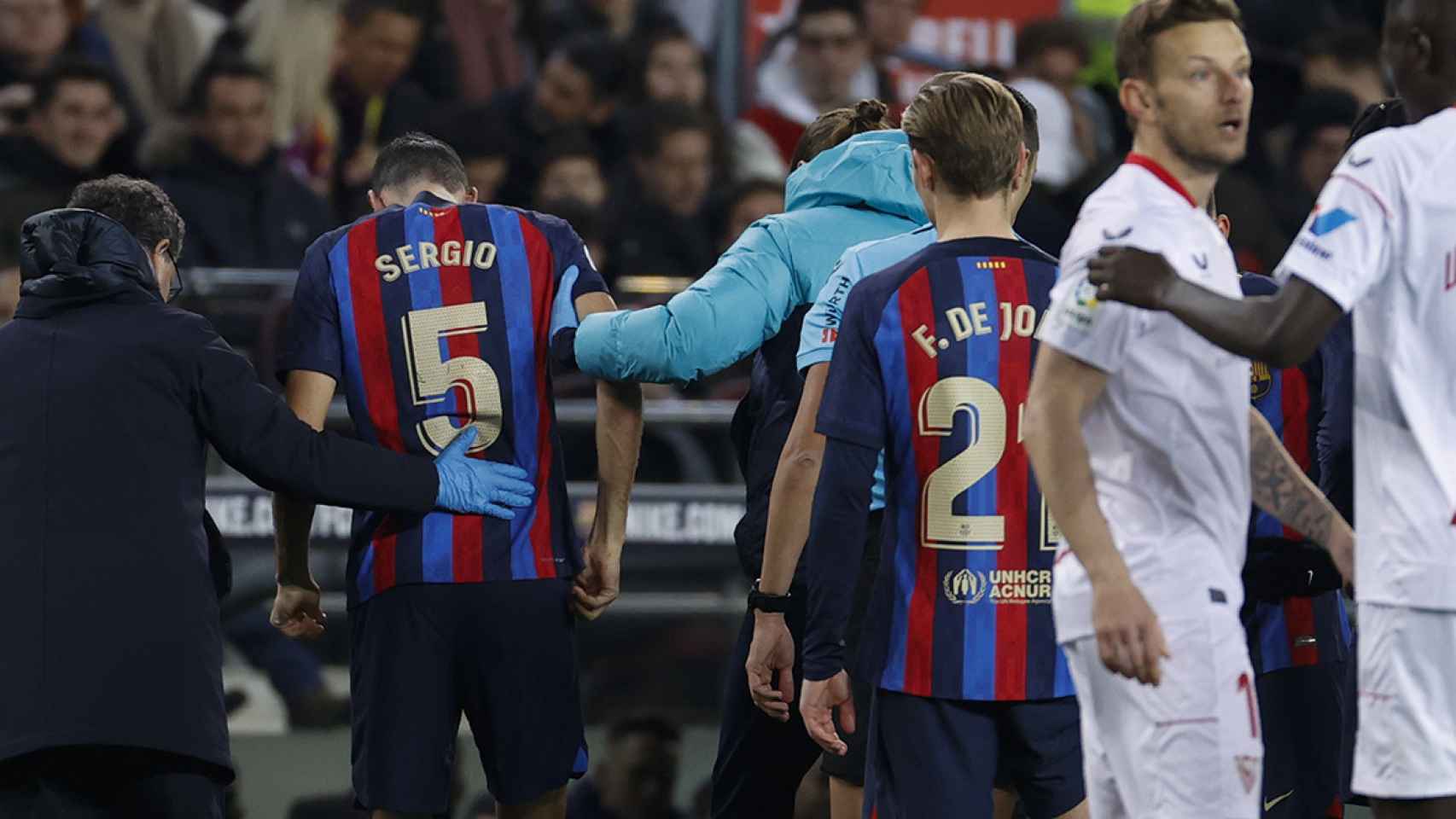 Busquets se marcha lesionado durante el Barça Sevilla / EFE