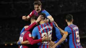 Los jugadores del Barça celebran un gol ante Osasuna con un abrazo grupal / EFE
