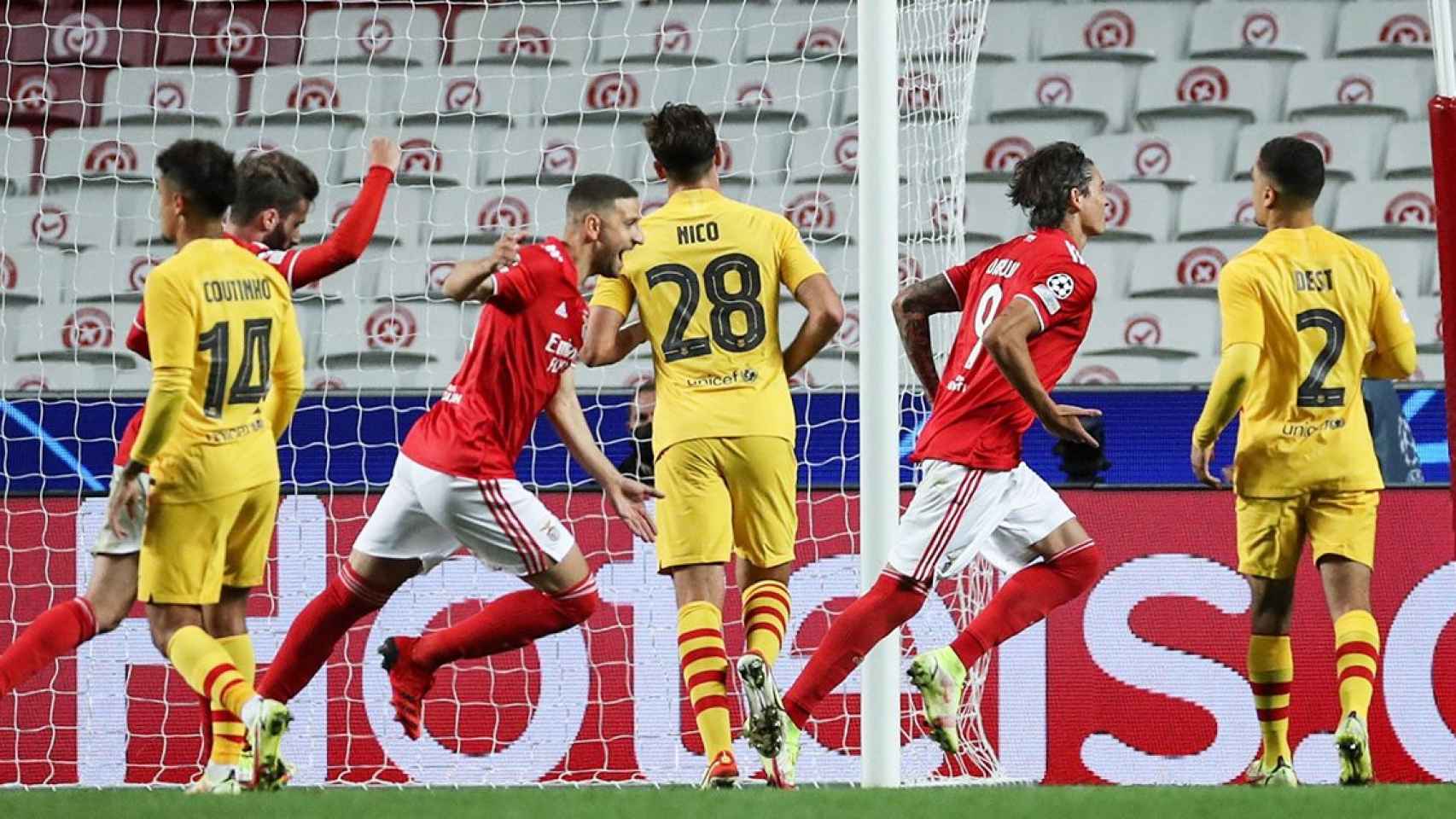 El Benfica tras marcar el tanto de la goleada contra el Barça de Koeman / EFE