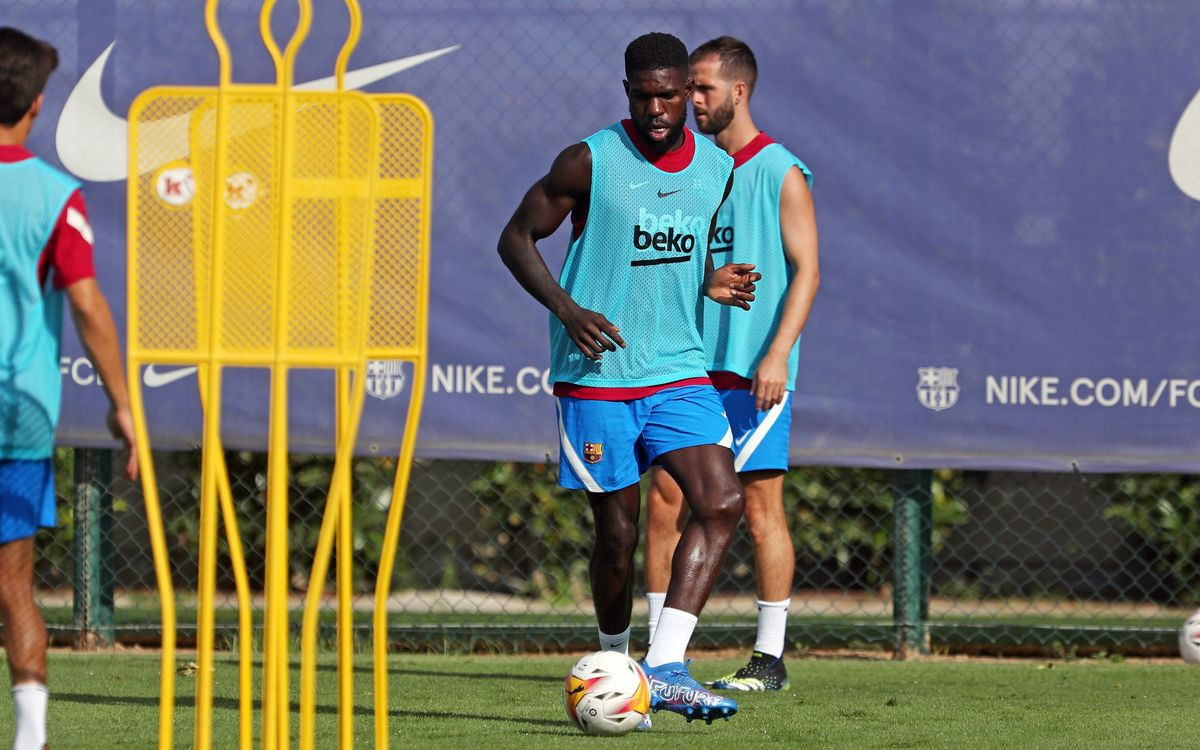 Samuel Umtiti, con Miralem Pjanic en el fondo, durante un reciente entrenamiento con el Barça / FCB