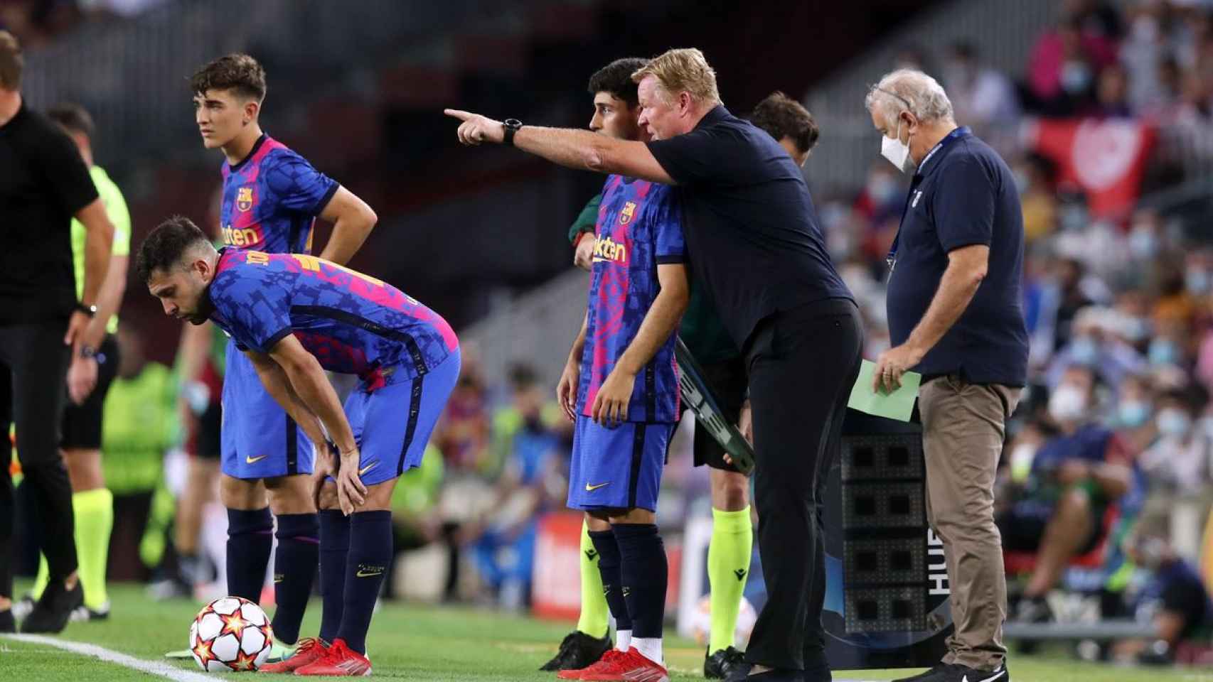 Koeman dando entrada a Demir y a Gavi contra el Bayern / FC Barcelona