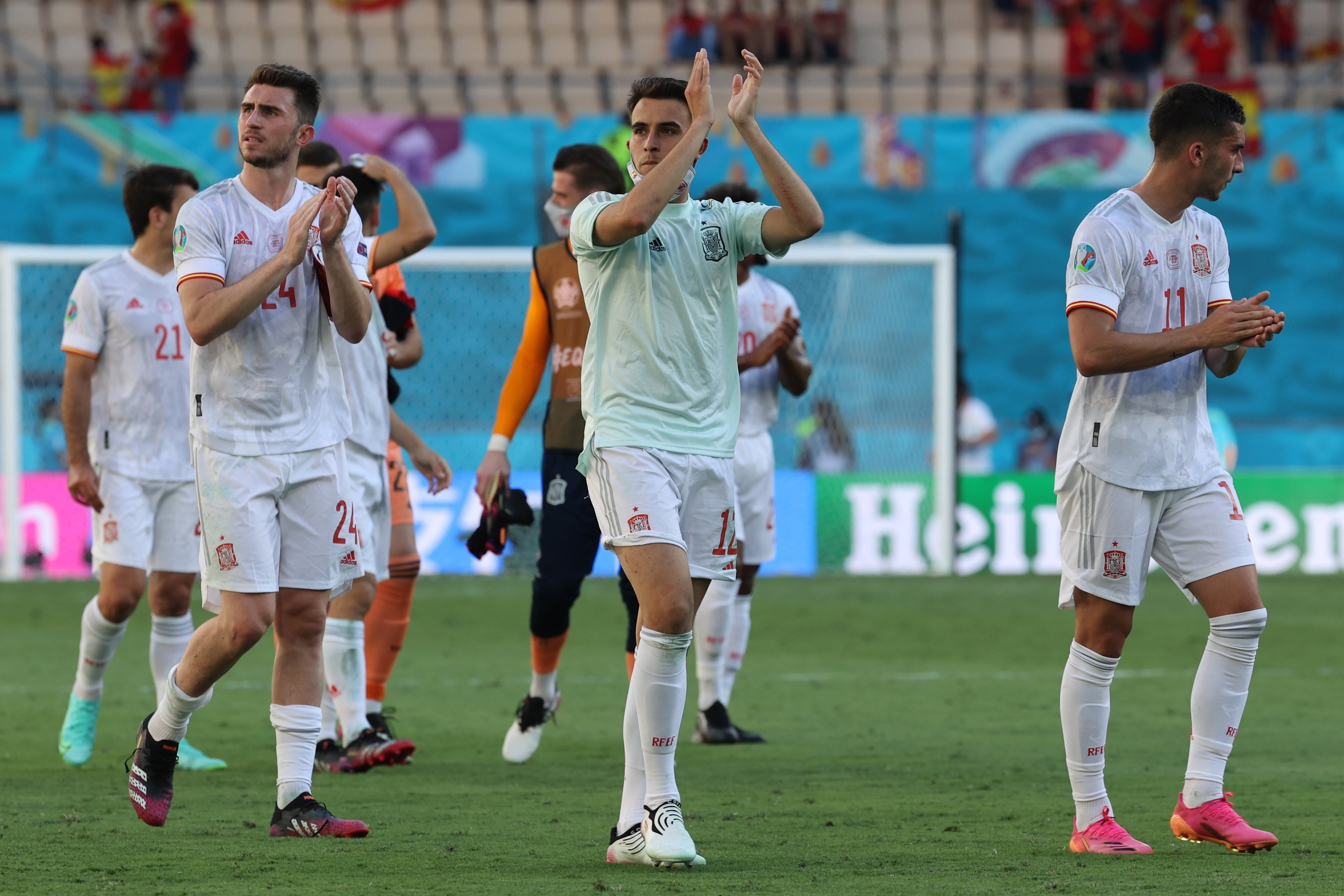 Varios jugadores de España saludan a la afición tras la primera victoria del equipo de Luis Enrique en esta Euro / EFE