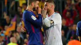 Piqué y Ramos discuten en un Barça-Real Madrid | EFE