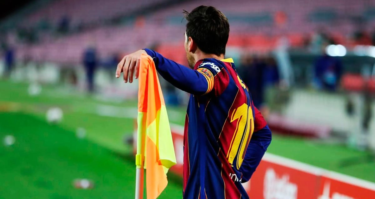 Leo Messi junto al banderín de córner del Camp Nou / FCB