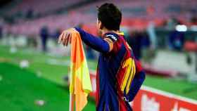 Leo Messi junto al banderín de córner del Camp Nou / FCB