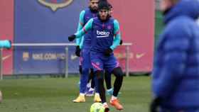 Óscar Mingueza en un entrenamiento del FC Barcelona / FC Barcelona