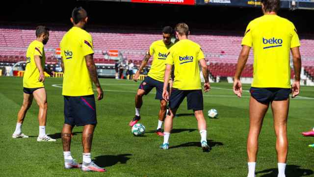 Los jugadores del Barça, entrenando en el Camp Nou | FCB