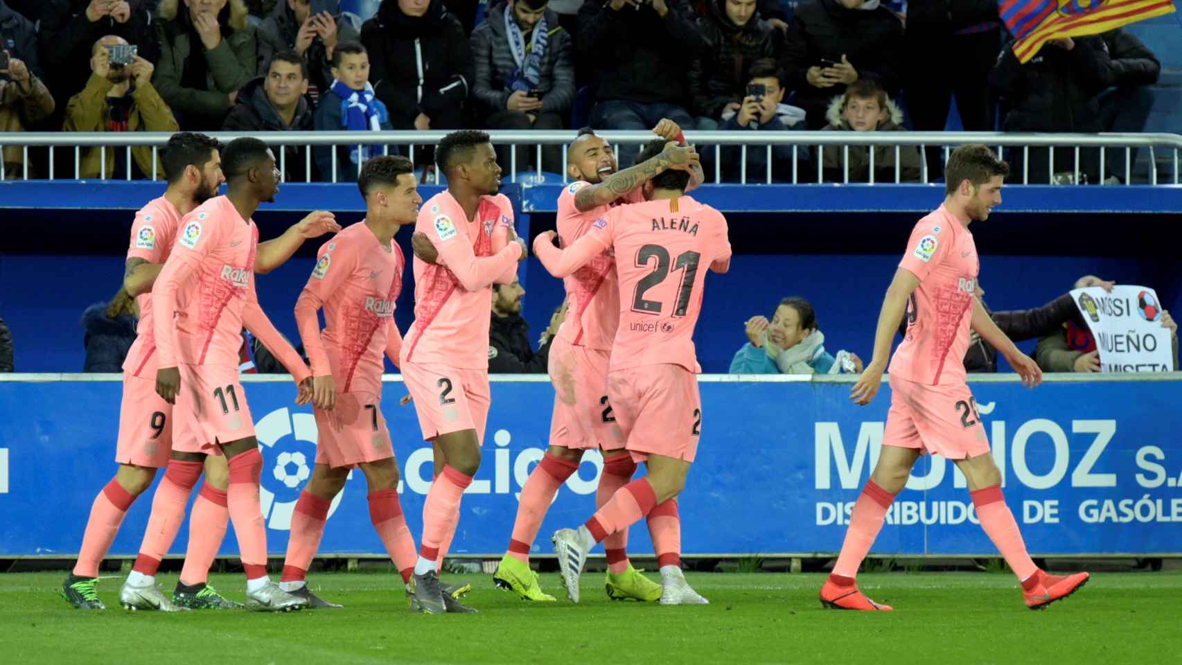 Una foto de los jugadores del Barça celebrando el gol de Aleñá ante el Alavés / EFE