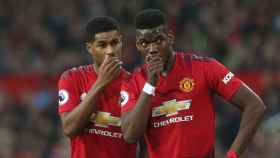 Rashford y Pogba hablando durante una acción de un partido del Manchester United / EFE