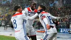 Aouar, Ndombelé y Fekir celebran un gol del Olympique de Lyon / EFE