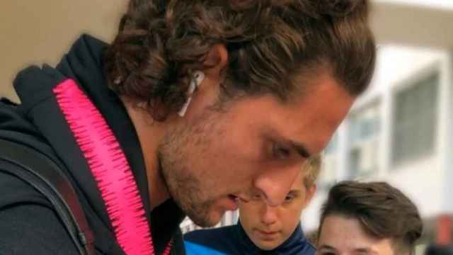 Adrien Rabiot, futbolista del PSG, firma autógrados a unos niños mientras escucha música / INSTAGRAM