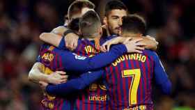 Los jugadores del FC Barcelona se abrazan tras un gol / EFE