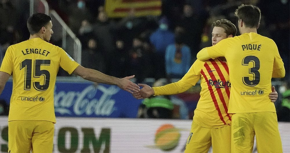 El abrazo de Piqué a Frenkie de Jong, tras anotar el gol de la victoria del Barça / EFE