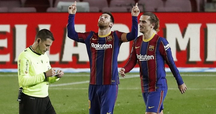 Leo Messi, celebrando un gol contra el Alavés en frente del árbitro  | EFE