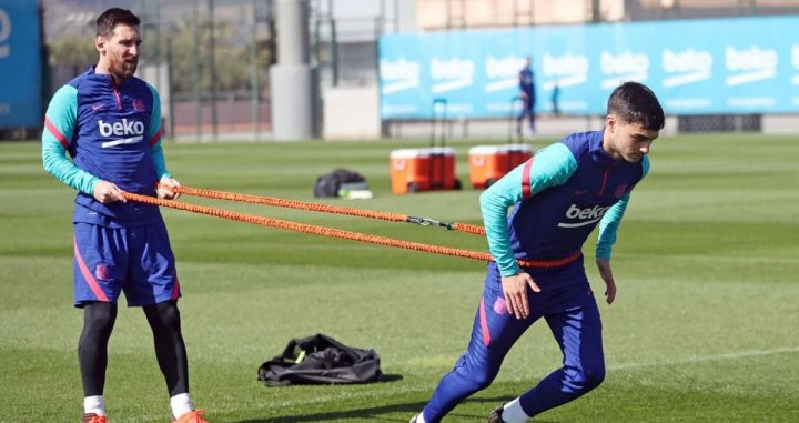 Pedri, en un entrenamiento junto a Messi | FCB