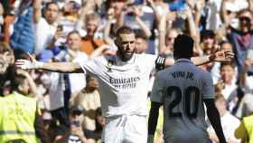 Benzema celebra, junto a Vinicius, uno de sus tantos anotados en la goleada del Real Madrid / EFE