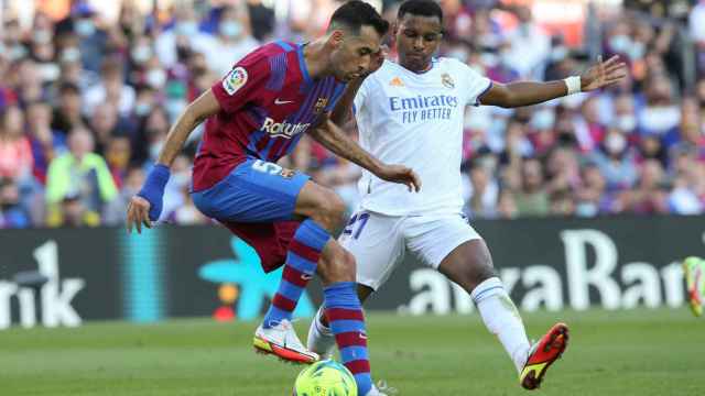 Busquets en una pugna con Rodrygo en el Clásico / EFE