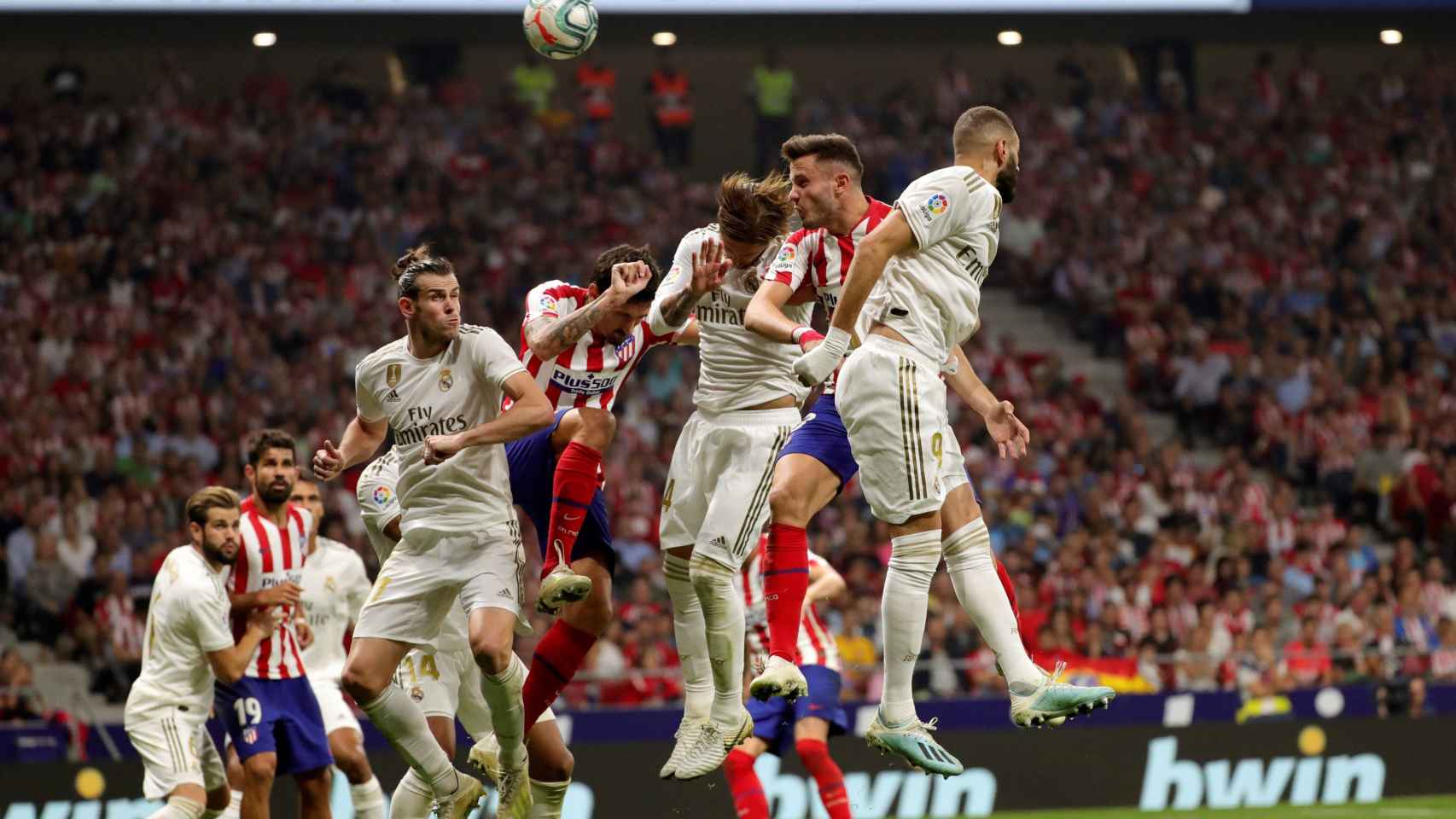 Jugadores de Real Madrid y Atlético de Madrid luchando un balón aéreo / EFE