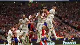 Jugadores de Real Madrid y Atlético de Madrid luchando un balón aéreo / EFE