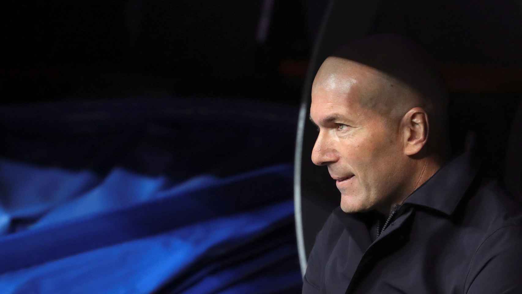 Zinedine Zidane en el banquillo del Bernabéu antes del partido ante el Huesca / EFE