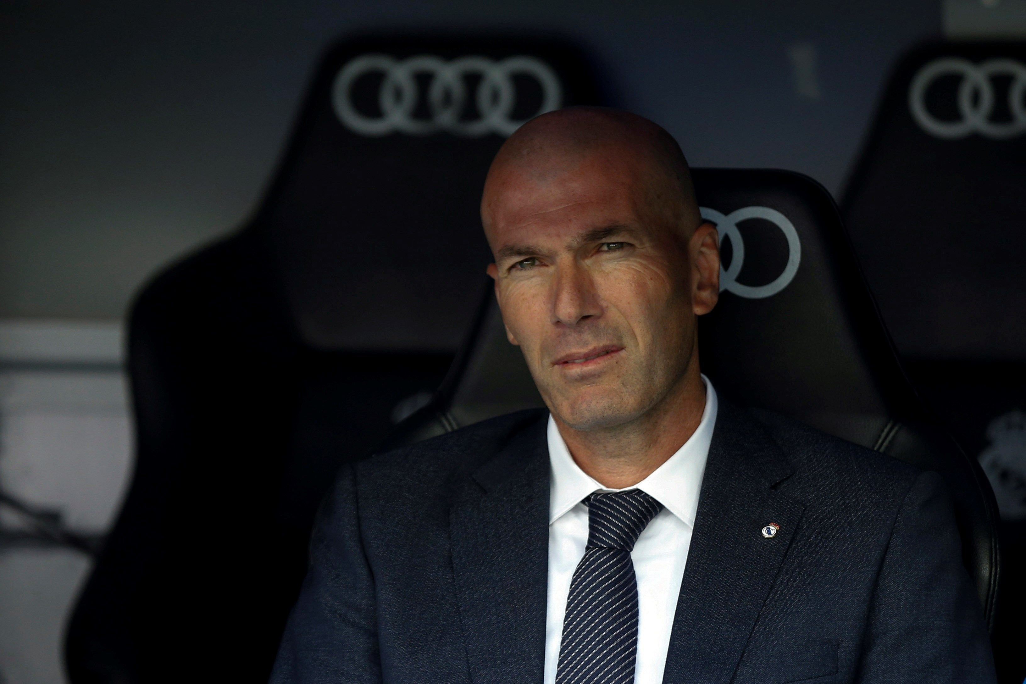 Zinedine Zidane en el banquillo del Santiago Bernabéu en el duelo frente al Real Betis / EFE