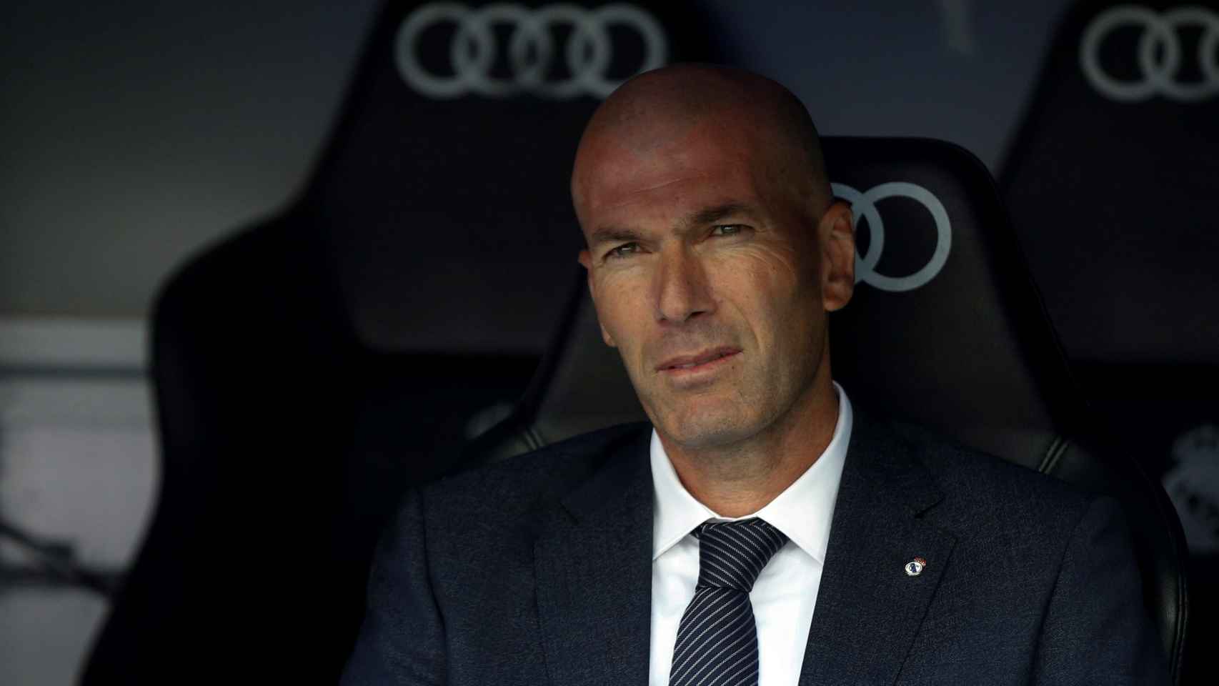 Zinedine Zidane en el banquillo del Santiago Bernabéu en el duelo frente al Real Betis / EFE