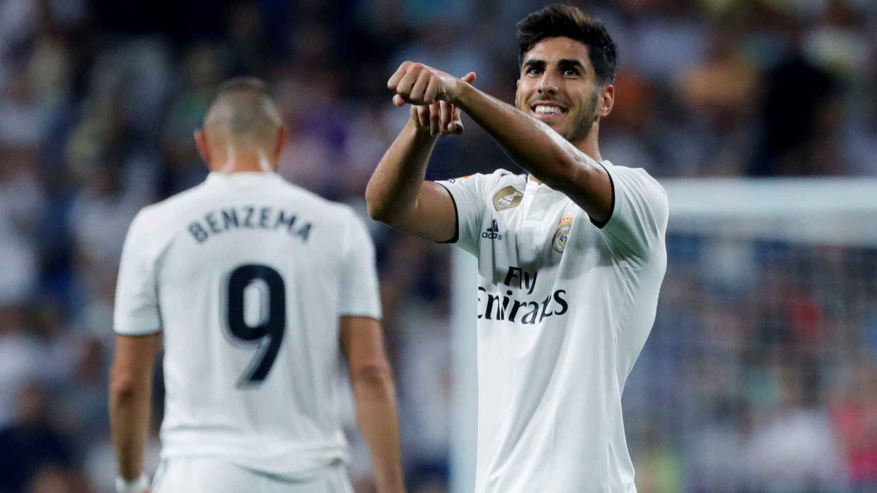 Marco Asensio celebra el gol del Real Madrid de Lopetegui al Espanyol mientras Benzema se aleja cabizbajo / EFE