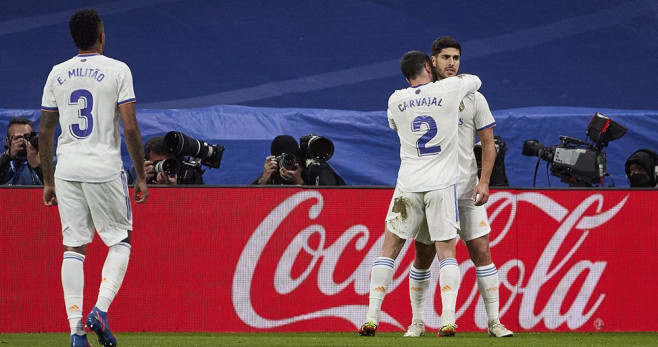 Carvajal, abrazando a Asensio, tras anotar un gol en el triunfo del Real Madrid contra el Alavés / EFE