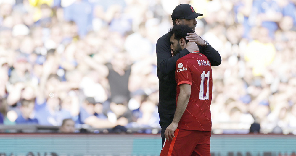 Salah, frustrado, recibe el abrazo de Klopp por la lesión sufrida ante el Chelsea / EFE